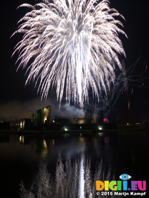 FZ024278 Fireworks over Caerphilly Castle